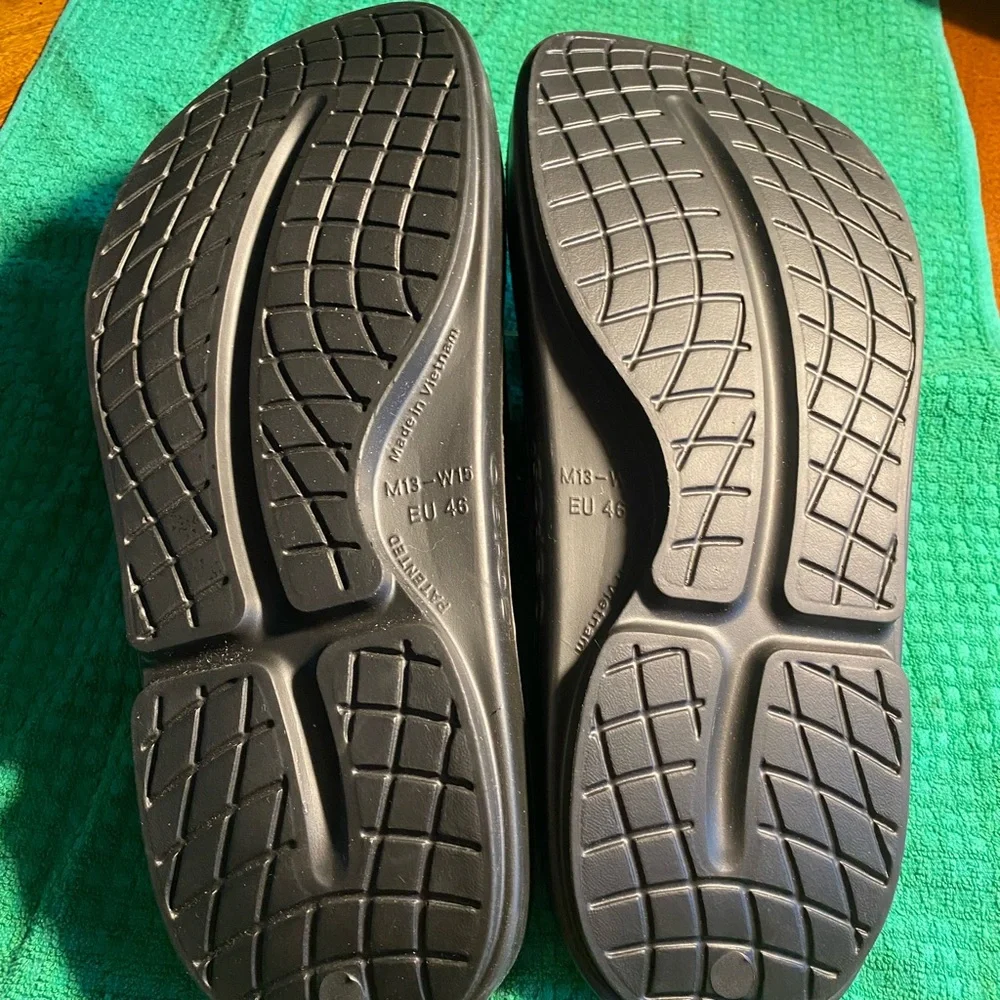 OOFOS Gray Patterned Men's Sandals size 13